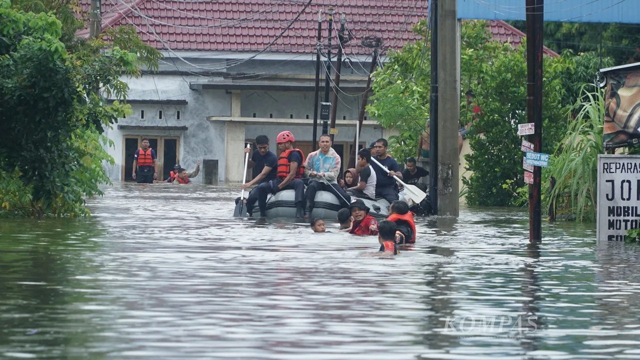 Banjir di Kelurahan Dadok Tunggul Hitam, Kecamatan Koto Tangah, Kota Padang, Sumatera Barat 13 juli 2023