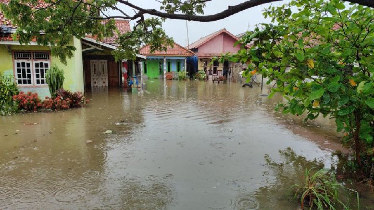 Banjir rob di Desa Eretan Wetan, Indramayu