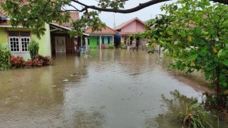 Banjir rob di Desa Eretan Wetan, Indramayu