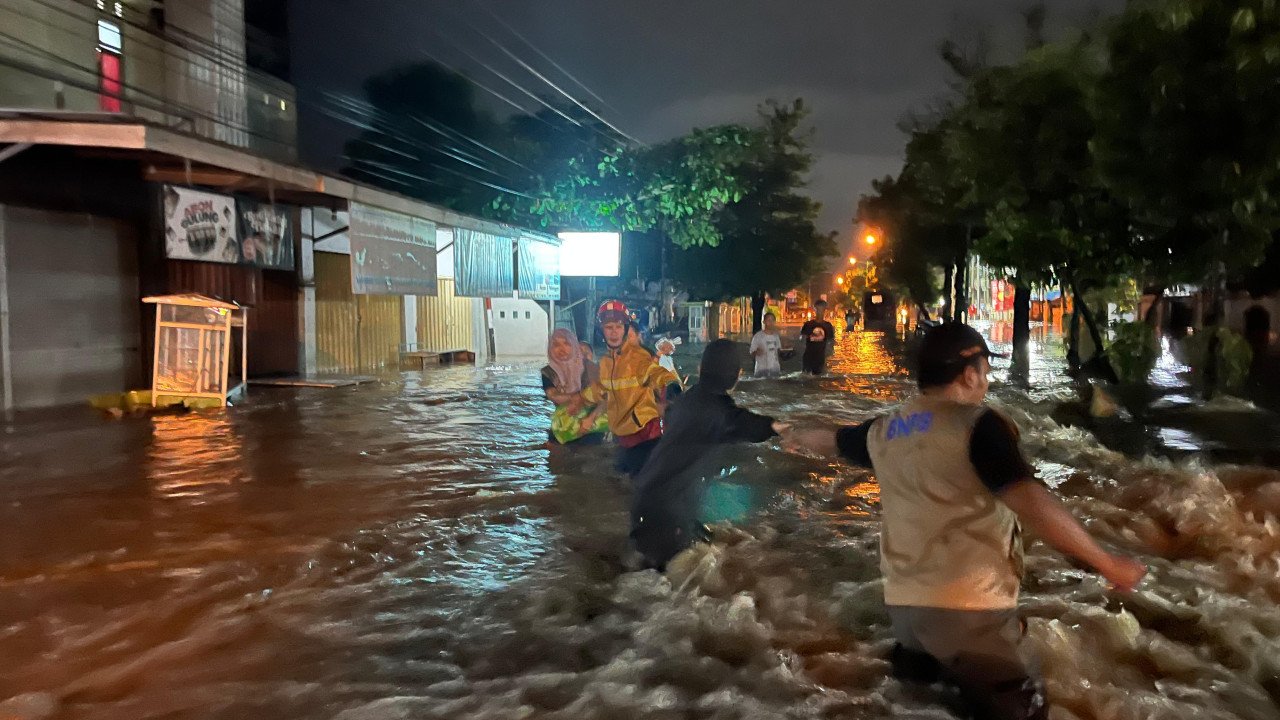Aliran Deras Banjir Kota Mataram